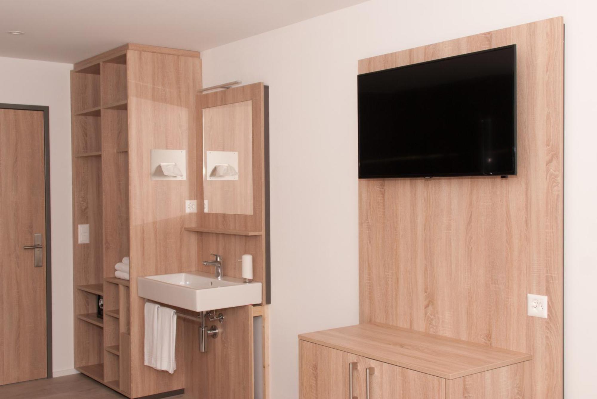 Hotel Traube Garni Kuttigen Стая снимка