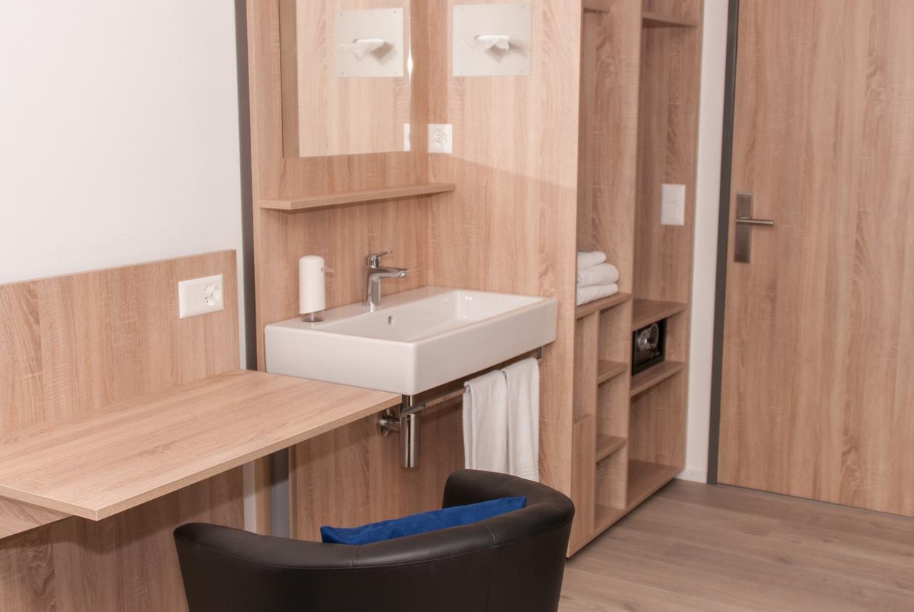 Hotel Traube Garni Kuttigen Стая снимка