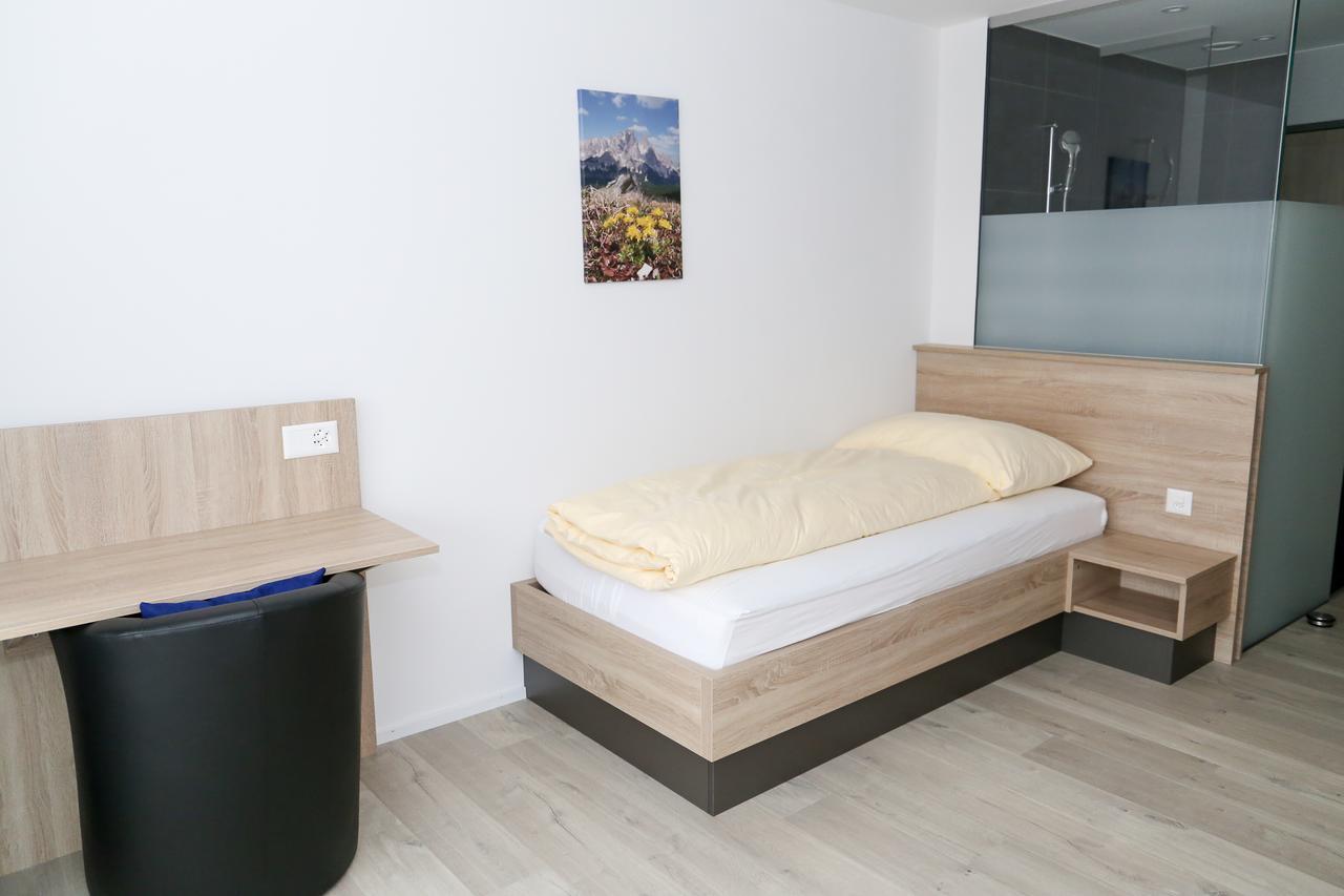 Hotel Traube Garni Kuttigen Екстериор снимка