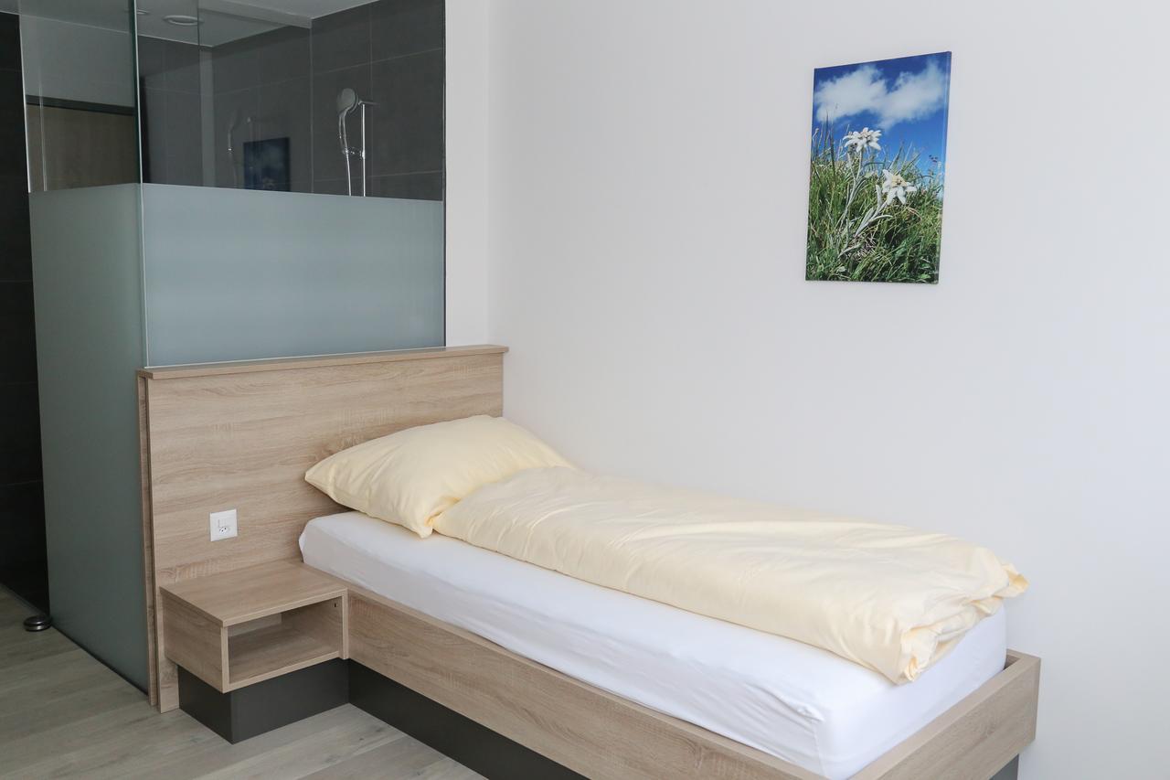 Hotel Traube Garni Kuttigen Екстериор снимка