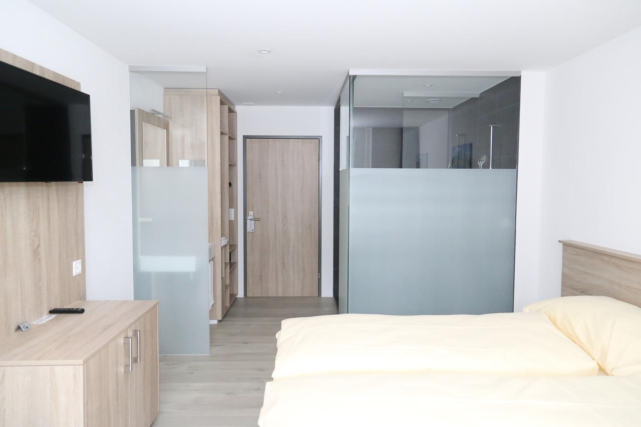 Hotel Traube Garni Kuttigen Екстериор снимка