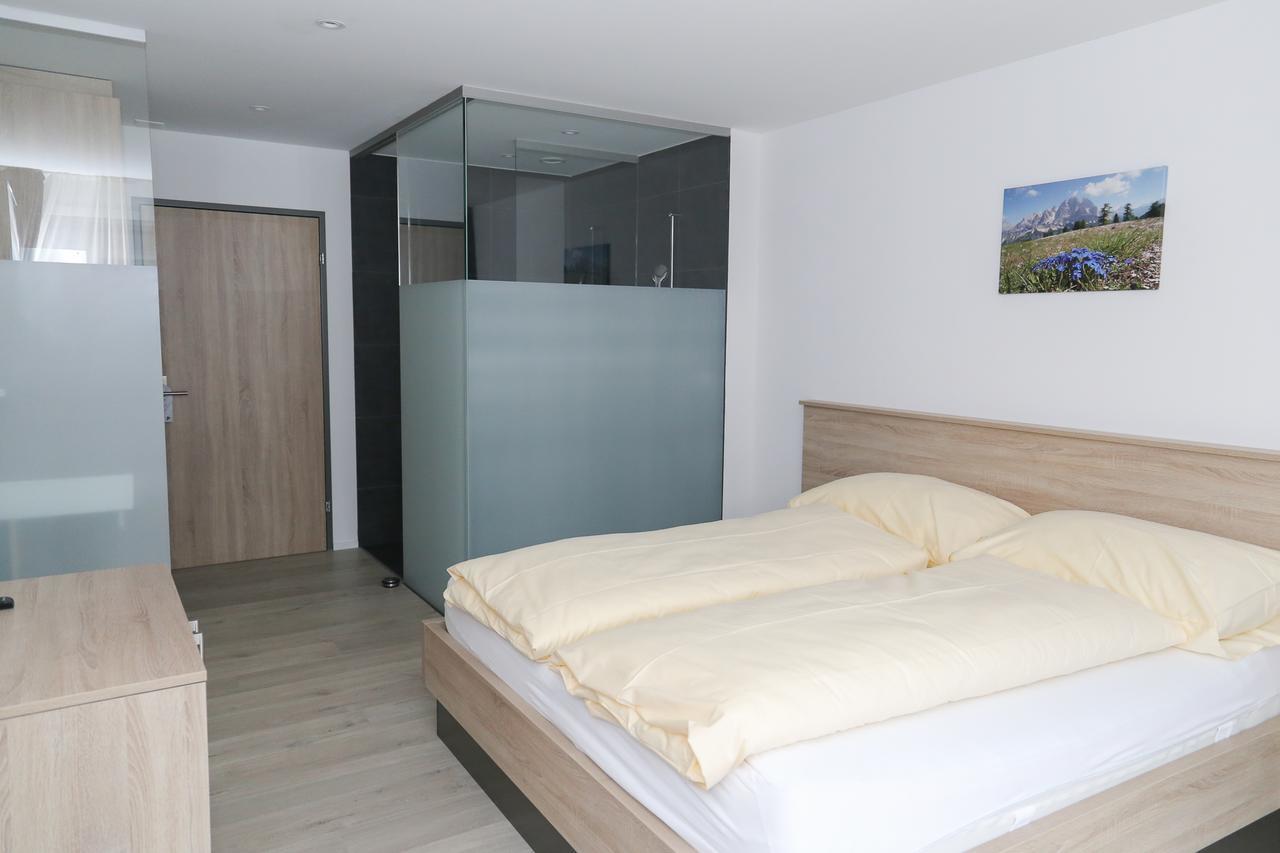 Hotel Traube Garni Kuttigen Екстериор снимка